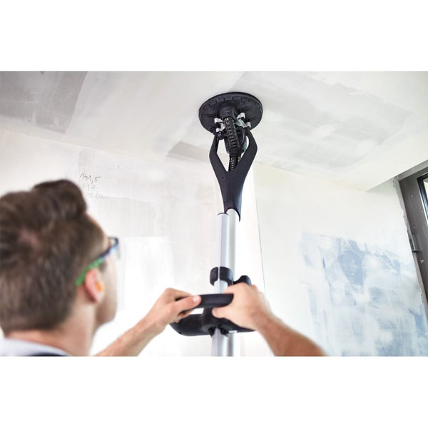 Fasssauna aus hellem Holz mit Glastür und dunklen Dachschindeln.