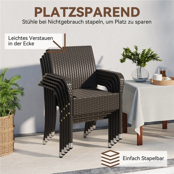 Fünf stapelbare Gartenstühle aus dunkelbraunem Polyrattan platzsparend übereinander gestellt auf einer hellen Terrasse neben einem gedeckten Tisch.