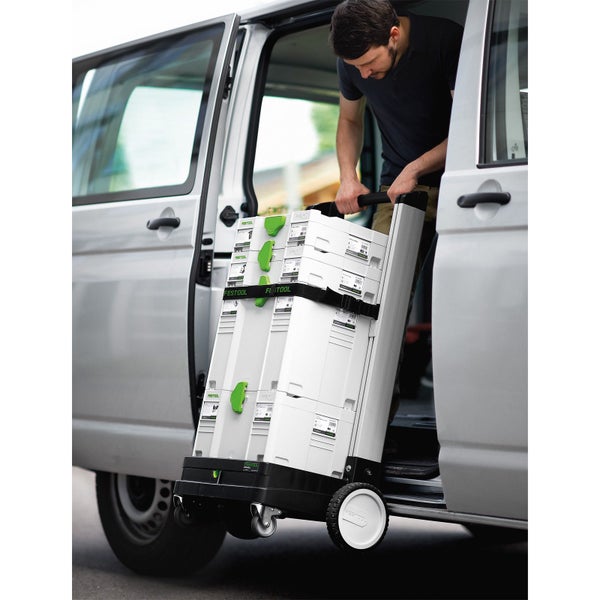 Mann verlädt Festool Systainer mit Rollbrett in Transporter