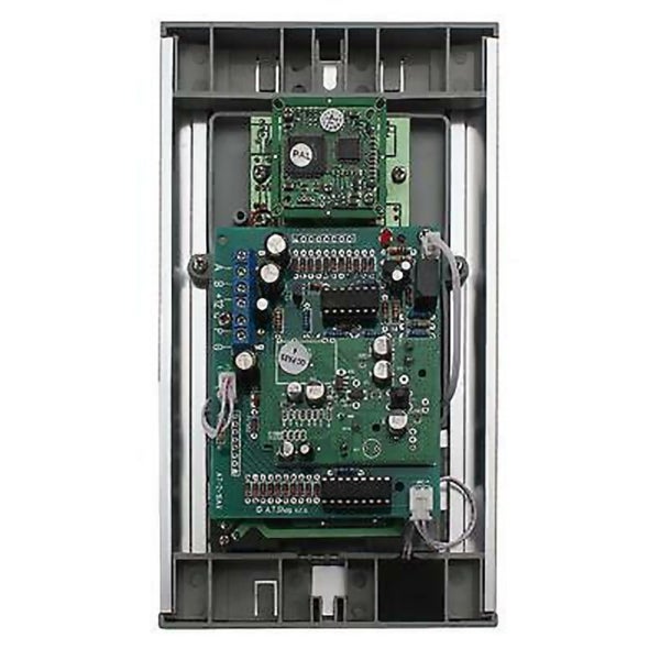 Elektronische Steuereinheit fuer Torantriebe mit Gruener Leiterplatte in grauem Kunststoffgehaeuse.