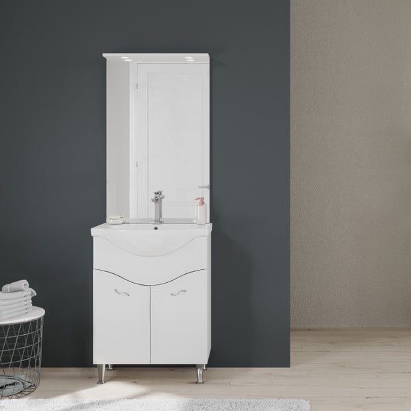 Modernes Badezimmermöbel-Set bestehend aus einem weißen Waschbeckenunterschrank mit geschwungenen Türen, Keramikwaschbecken und beleuchtetem Spiegel.