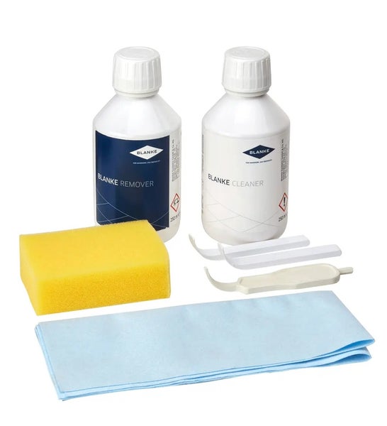 Blanke Set bestehend aus Remover, Cleaner, einem gelben Schwamm, einem hellblauen Tuch und drei weißen Kunststoffspachteln.
