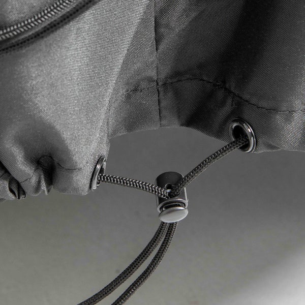 Detailaufnahme einer Schutzhülle mit Kordelzug und Kordelstopper zur sicheren Befestigung.