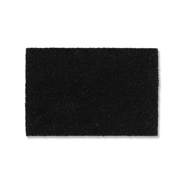 Schwarze Fußmatte vor einer Haustür