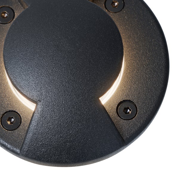 Rundes Boden-Einbaulicht aus Metall mit strukturierter Oberfläche und sichtbaren Sechskantschrauben.