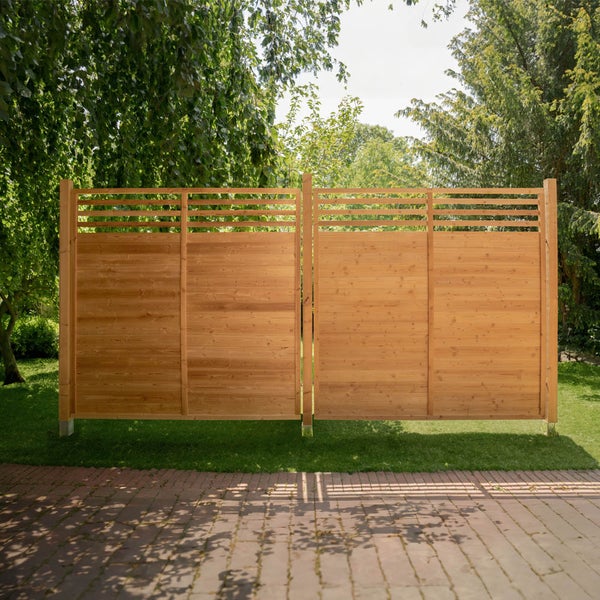 Holzzaun mit Lattenoberteil im Garten