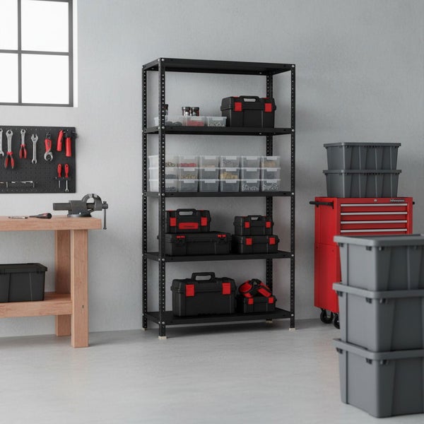 Organisierte Werkstatt mit schwarzem Metallregal, Werkzeugkoffern, Kleinteilemagazinen, rotem Werkstattwagen, Hobelbank und Werkzeugwand.