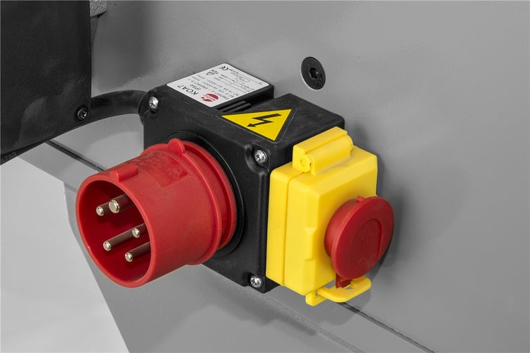 Steckdose mit fünfpoligem Stecker und Notausschalter