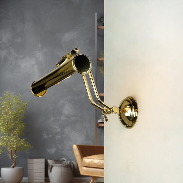 Goldene Wandleuchte im Interieur