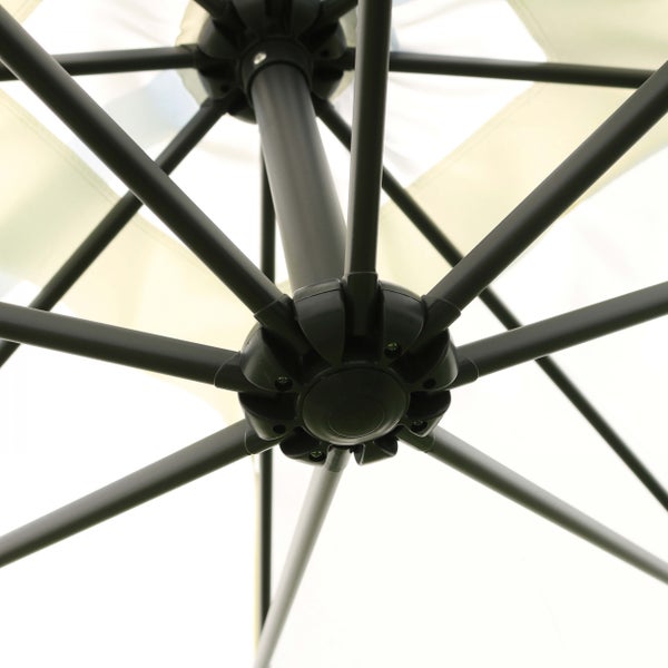 Innenansicht eines Sonnenschirmgestells mit Mast und stabilen Streben zur Unterstützung des Schirmtuches.
