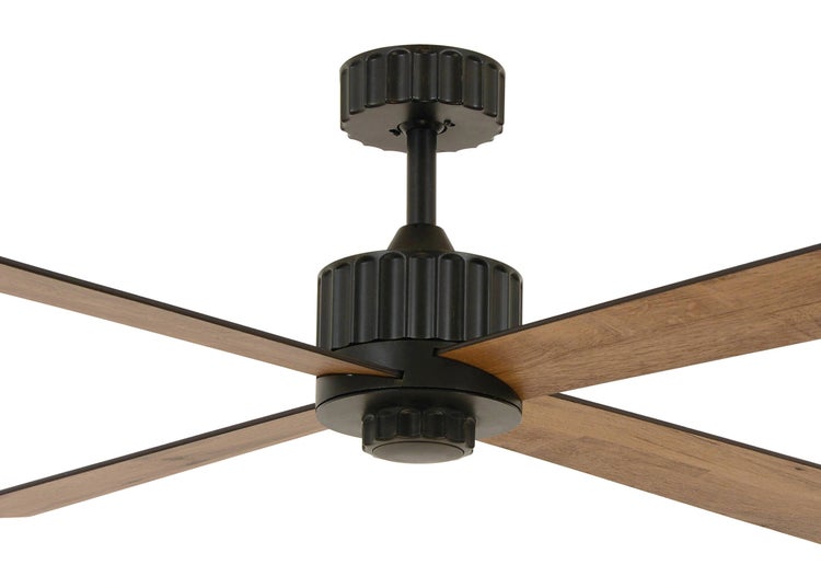 Deckenventilator mit vier Ventilatorflügeln in Holzoptik und einem runden Motorgehäuse für die Deckenmontage