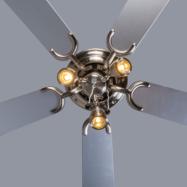 Deckenventilator mit Beleuchtung und fünf Flügeln, Metallgehäuse mit drei Strahlern und Zugschaltern.