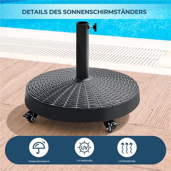 Runder Sonnenschirmständer mit Rollen und Metallrohr auf einer hellen Terrasse am Pool. Symbole für wasserabweisend, UV-beständig und lichtbeständig.