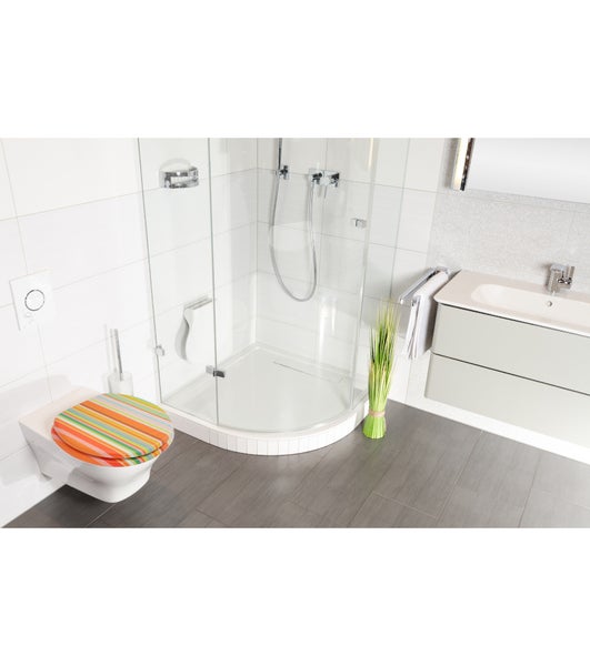 Helles, modernes Badezimmer mit einer Viertelkreisdusche, einem Waschtisch und einem wandhängenden WC mit bunt gestreiftem Toilettendeckel.