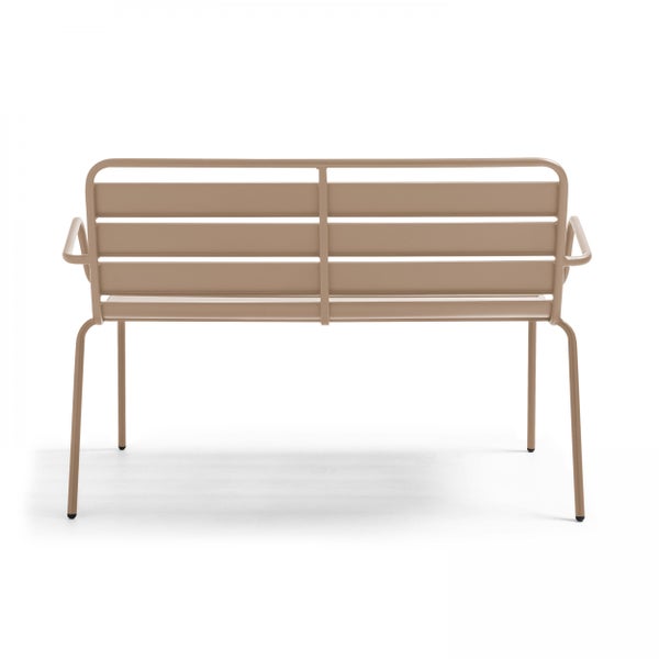 Moderne Gartenbank aus Metall mit Latten und Armlehnen, Rückansicht, beige.