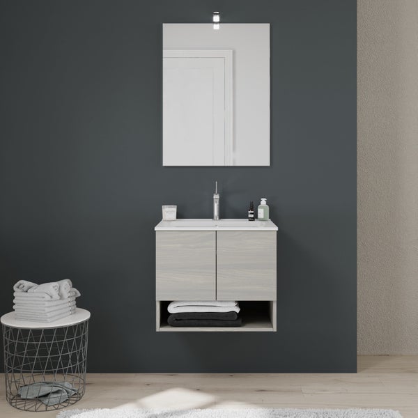 Modernes Badezimmer mit Waschtischunterschrank, Spiegel und Handtüchern.