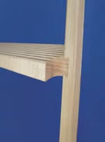 Detailansicht einer Steckverbindung bei einem Holzregal mit einem Regalboden aus Holzlatten.