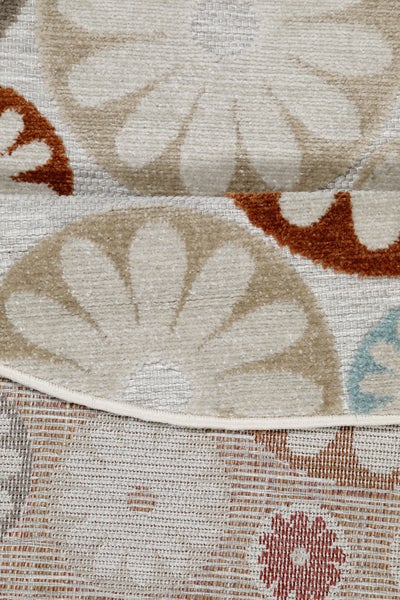 Nahaufnahme eines Teppichs mit floralem Muster und detaillierter Darstellung der Webstruktur.