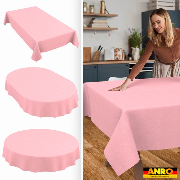 Rechteckige, ovale und runde rosa Tischdecken neben einer Frau, die das Tuch auf einem Küchentisch aus Holz glattstreicht. Anro Logo.