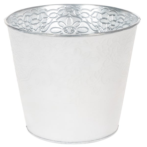 Weißer Blumentopf aus Metall mit filigranem floralem Reliefmuster und silberfarbener Innenseite.