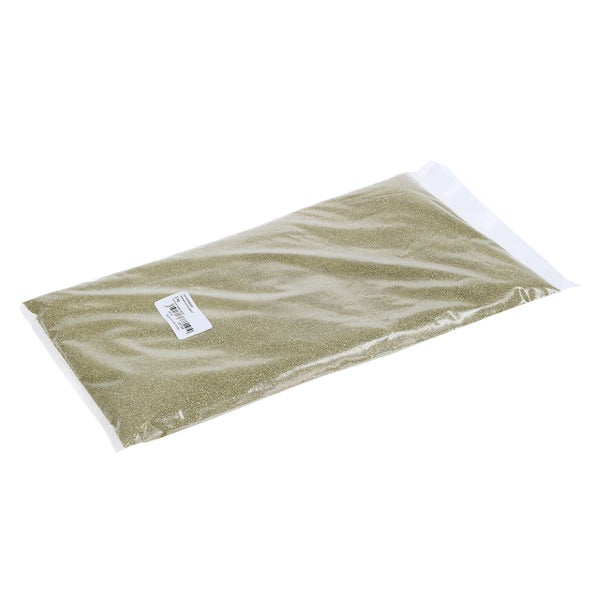 Grünes Krepppapier mit feiner Struktur und horizontalen Falten.