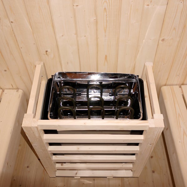 Saunaofen mit Heizelementen in einer schützenden Holzverkleidung in einer Sauna mit Holzwänden und Saunabänken.