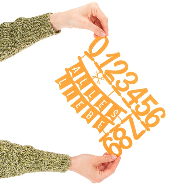 Orangefarbenes Filzdekoration-Set mit den Zahlen null bis neun und Wimpeln mit dem Text Alles Liebe, gehalten von zwei Händen.