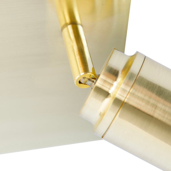 Detailaufnahme einer goldenen Deckenleuchte mit verstellbarem Spot