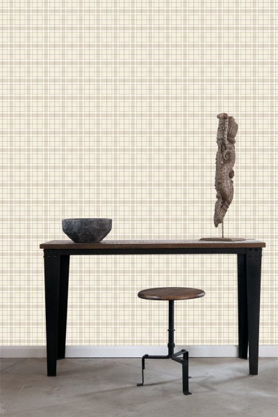 Szene mit Tisch, Hocker, Schale und Dekoration vor einer Tapete mit Karomuster
