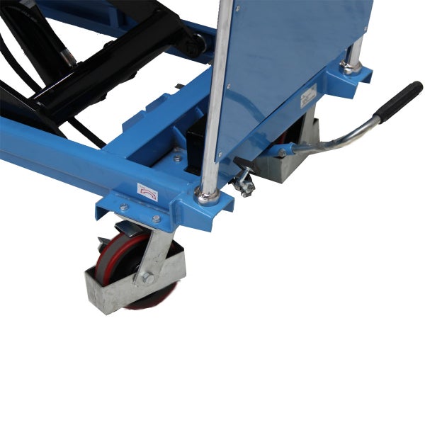 Detailansicht eines blauen Hubtischwagens mit Lenkrolle und Fußhebel aus Metall.