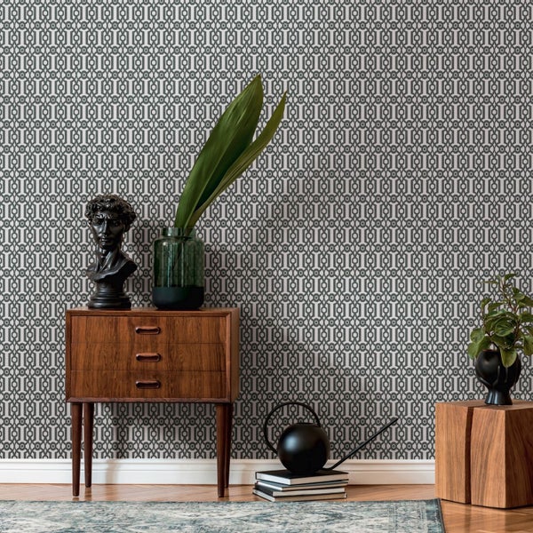 Badezimmer mit Waschbecken, Armatur, Spiegel und Ablagefläche.