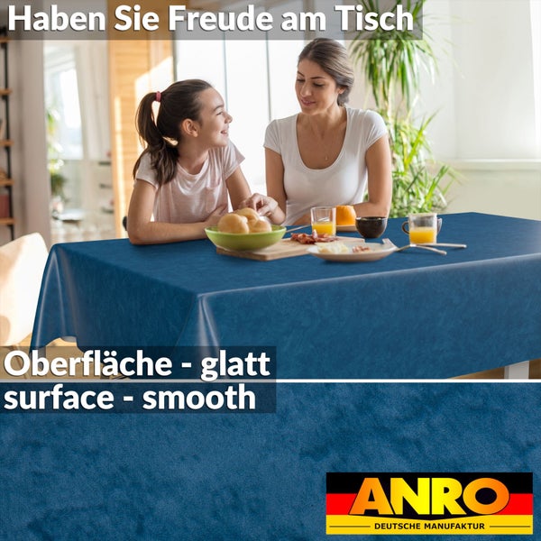 Blaue Tischdecke mit glatter Oberfläche auf einem Esstisch mit einer Mutter und einem Kind. ANRO Logo und Siegel für deutsche Herstellung.