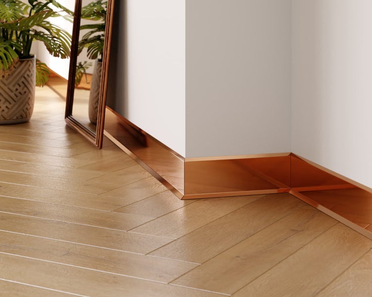 Raumansicht mit Sockelleisten, Spiegel und Holzboden