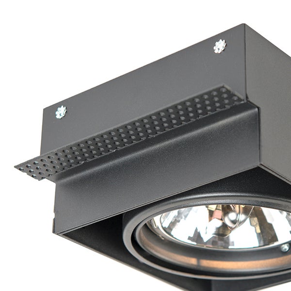 Quadratischer Einbaustrahler in Schwarz mit gelochtem Rand und schwenkbarem Spot.