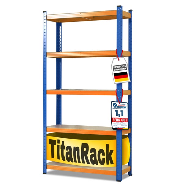 TitanRack Logo. Schwerlastregal mit blauem Metallgestell, orangefarbenen Trägern, fünf Holzböden. Siegel Deutsches Unternehmen, Testnote Sehr Gut.
