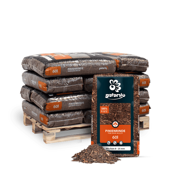 Galamio Pinienrinde Mix Fein 8 bis 25 Millimeter, 60 Liter Säcke auf Palette gestapelt mit einer Einzelpackung im Vordergrund.