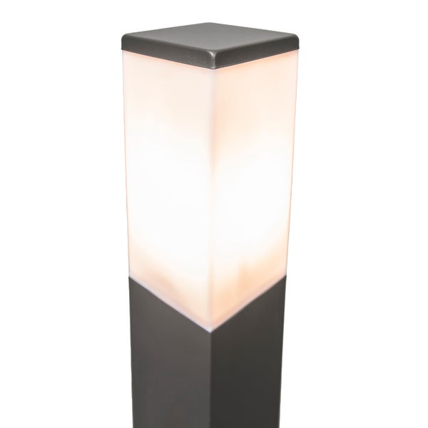 Quadratische Außenstandleuchte mit grauem Sockel und weißem leuchtendem Diffusor.