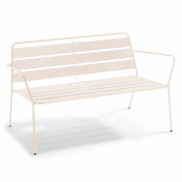 Gartenbank aus beigem Metall mit Rückenlehne und Armlehnen in Latten-Optik.