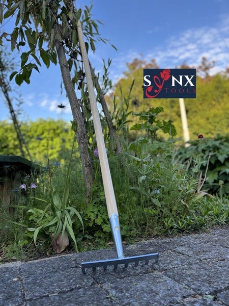 Gartenrechen mit Holzstiel und Metallzinken für die Gartenarbeit