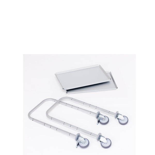 Einzelteile eines silbernen Servierwagens aus Metall mit zwei Ablageflächen und zwei Rahmengestellen mit vier Lenkrollen.