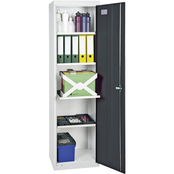 Hoher, dunkler Pflanzkübel mit verschiedenen Zierpflanzen auf einer Holzterrasse.