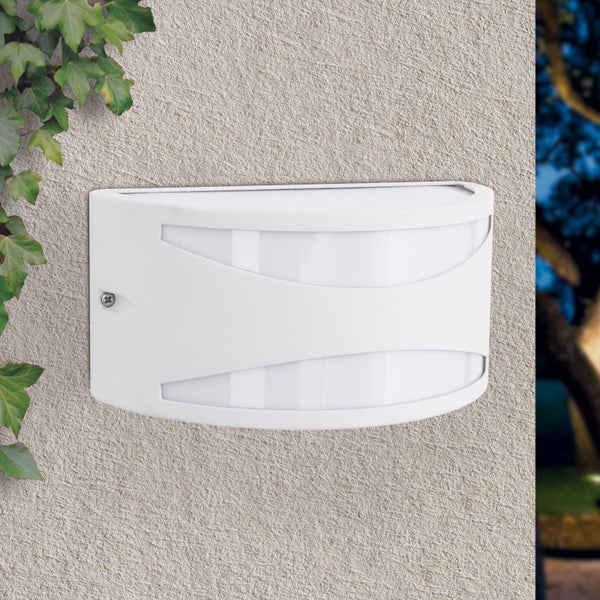 Moderne Außenwandleuchte mit gewölbter Front und zwei Lichtauslässen, montiert an einer strukturierten Fassade.