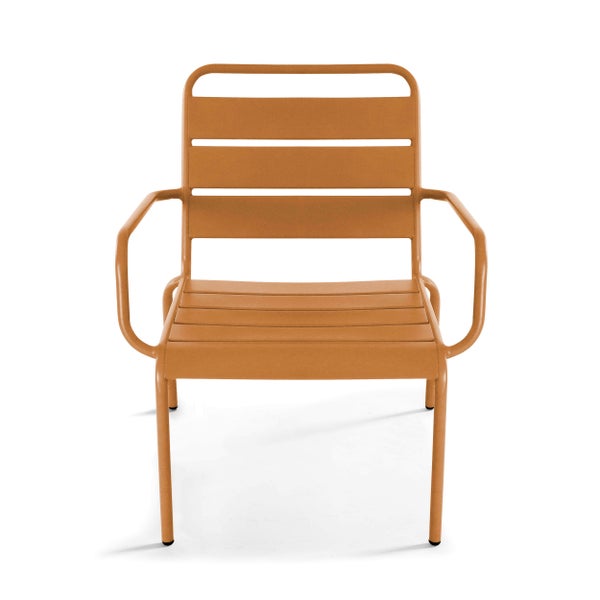 Gartenstuhl aus Metall in Orange mit Armlehnen und Rückenlehne mit Latten.