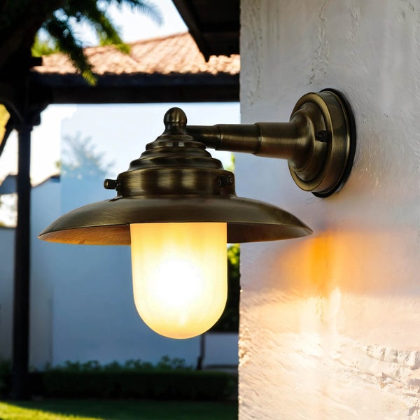 Außenwandleuchte im klassischen Design an einer Wand montiert