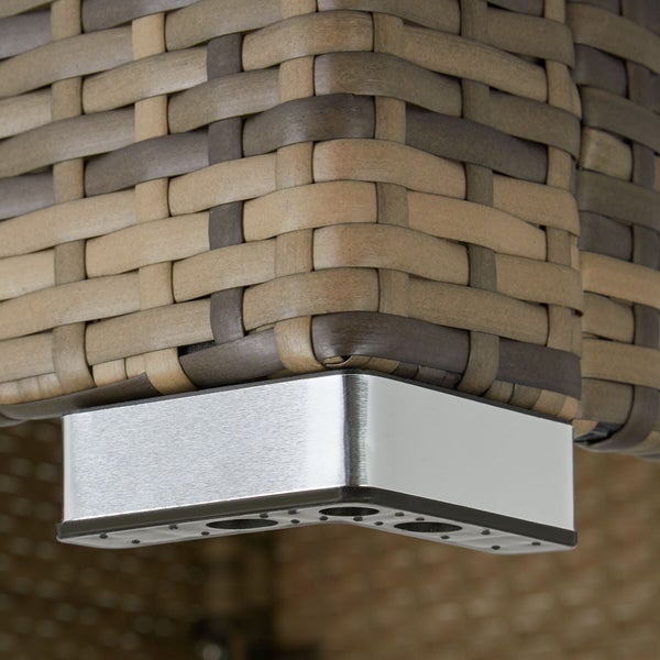 Detailansicht eines Gartenmöbelfußes mit gebürstetem Metallfuß und braunem Polyrattan-Geflecht.