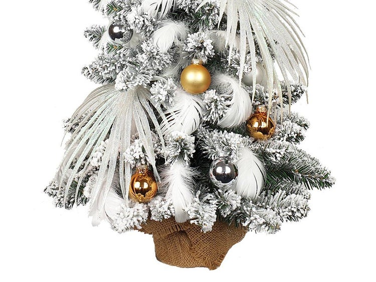 Künstlicher Weihnachtsbaum in Jutesack, verschneit, geschmückt mit Kugeln und Federn.