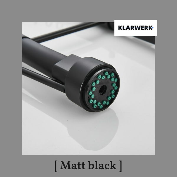 Klarwerk Logo. Matt schwarzer Brausekopf einer Küchenarmatur mit Silikon-Düsen.