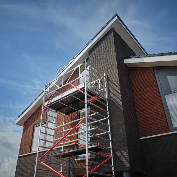 Baugerüst vor einem Wohnhaus mit Ziegelmauerwerk