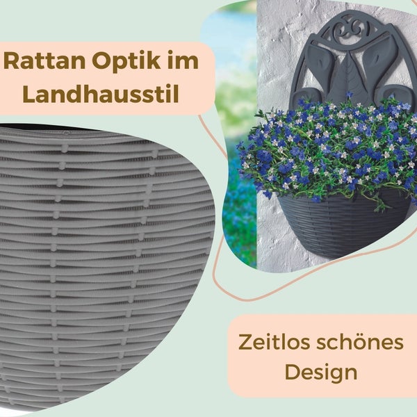 Wandblumenampel in Rattanoptik mit blauen Blumen an einer weißen Wand