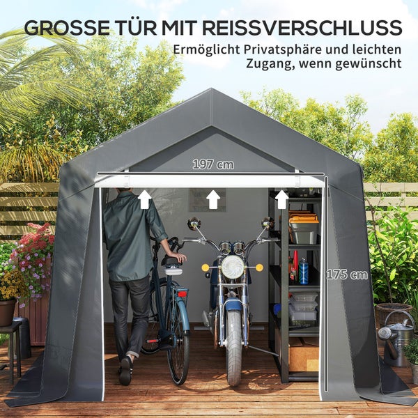 Begehbares grünes Foliengewächshaus mit Metallrahmen und Gitterfolie, bestückt mit Topfpflanzen sowie Heringen und Seilen zur Befestigung.